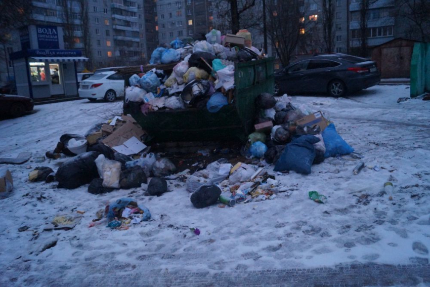 Жители нескольких домов в Левобережном районе могут встретить Новый год среди мусора и отходов