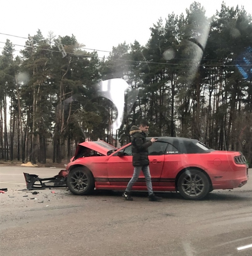 Снимки разбитого в ДТП Ford Mustang опубликовали в Воронеже