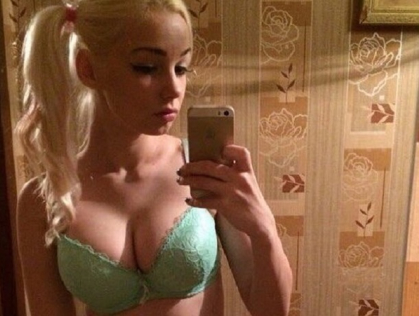 Смачная блондинка с большой грудью в сексуальном белье, фото #1