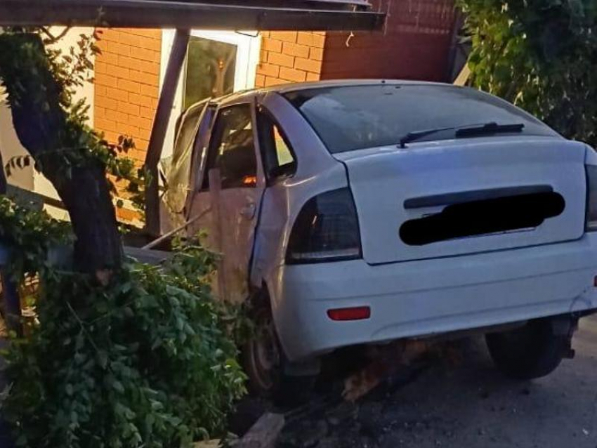 Lada залетела во двор дома после ДТП с иномаркой в Воронежской области 