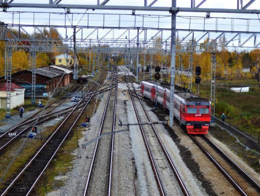 В Воронежской области поезд насмерть сбил подростка в капюшоне