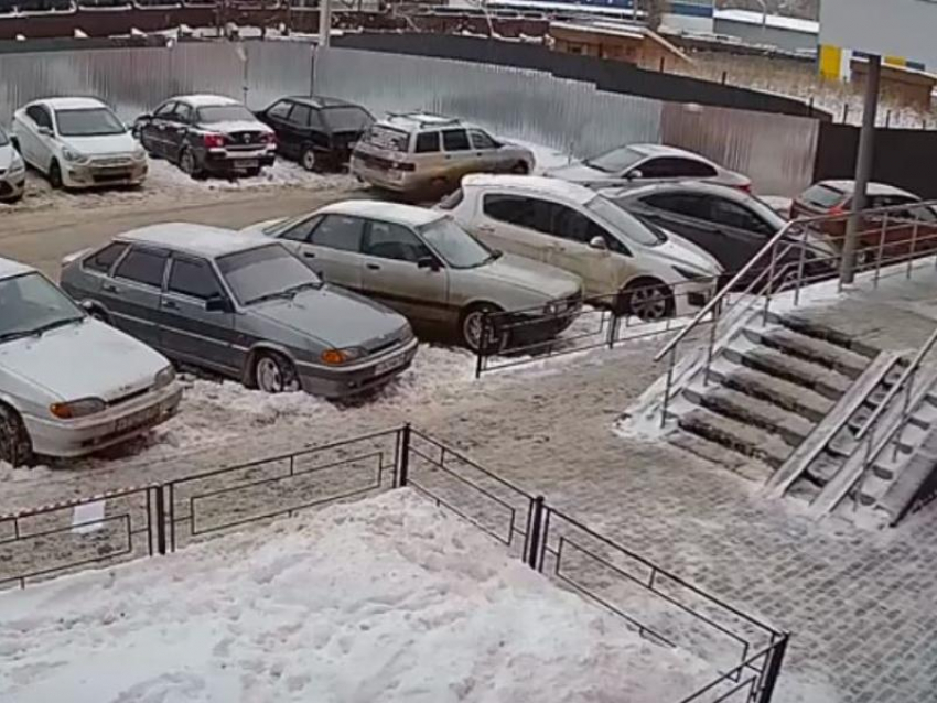 Аккуратную парковку в забор сняли на видео в Воронеже