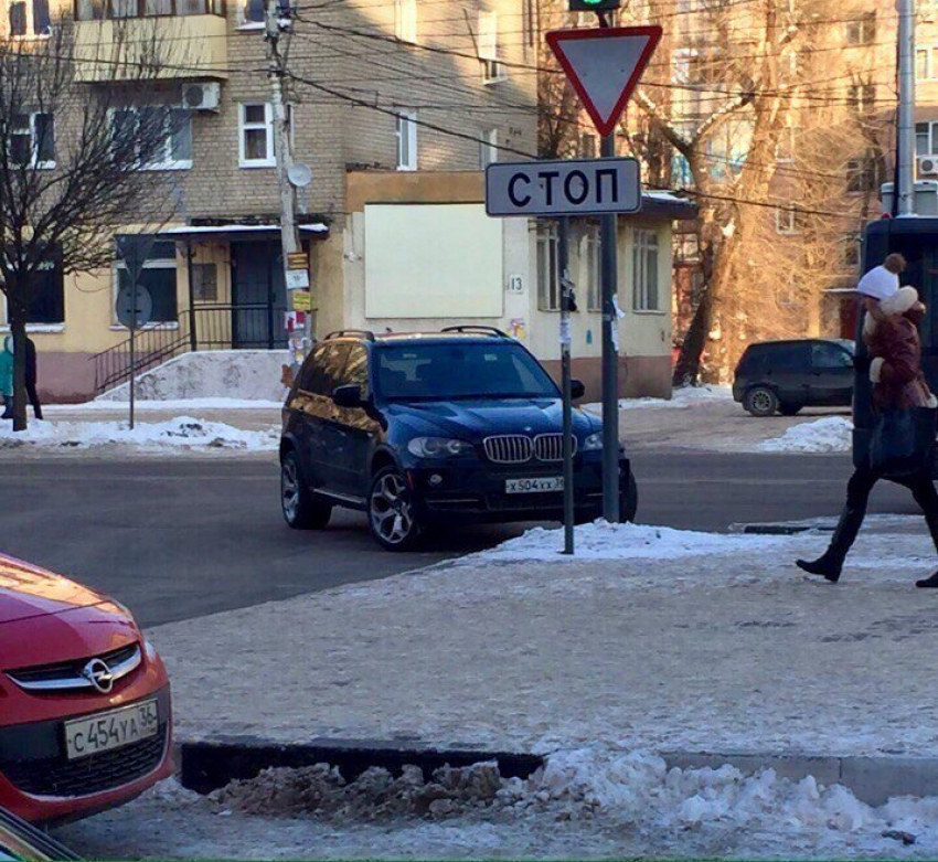 Водитель BMW с «блатными номерами» припарковался на середине проезжей части в Воронеже