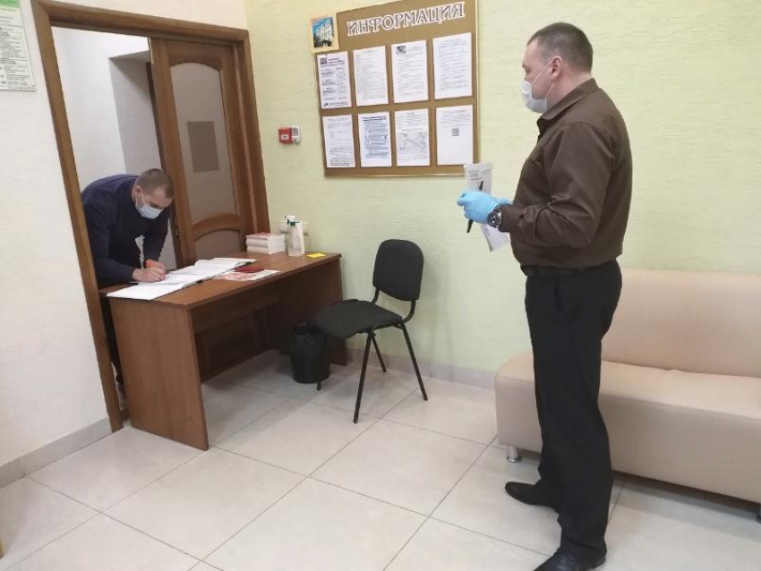  Как сотрудники ЗАГС избегают контактов с посетителями, показали на фото в Воронеже