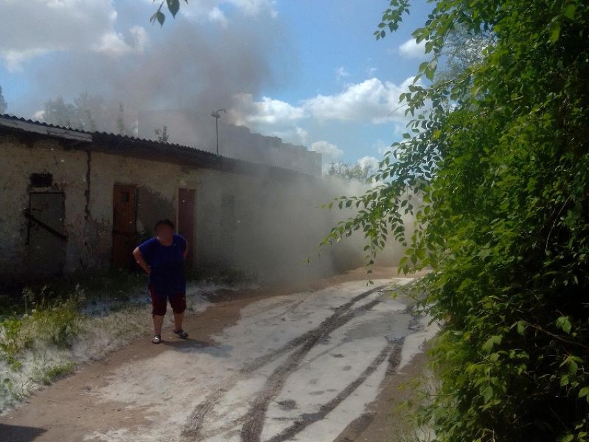 В одном из районов Воронежа загорелись гаражи