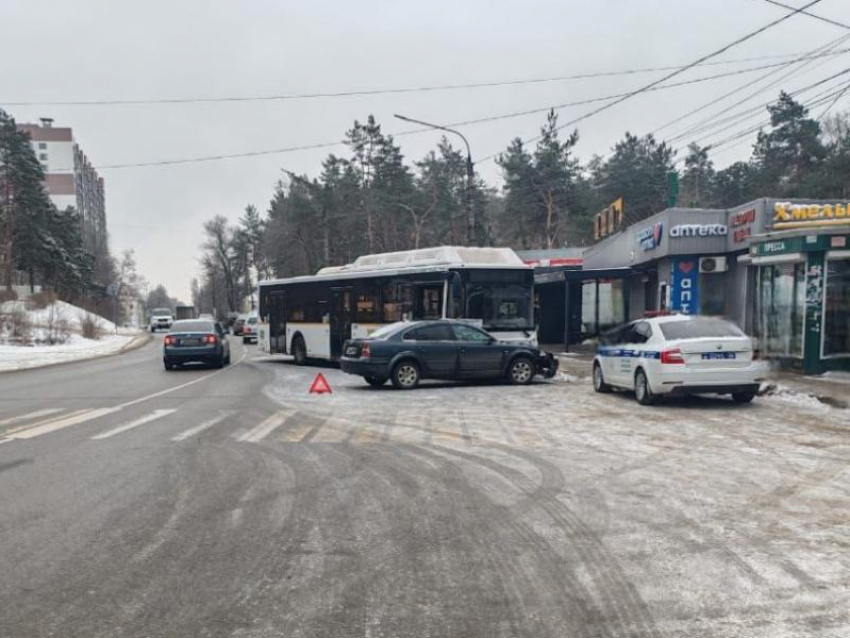 Водитель автобуса спровоцировал ДТП с иномаркой в Воронеже 