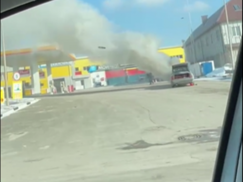 Горящую на заправке Audi сняли на видео в Воронеже