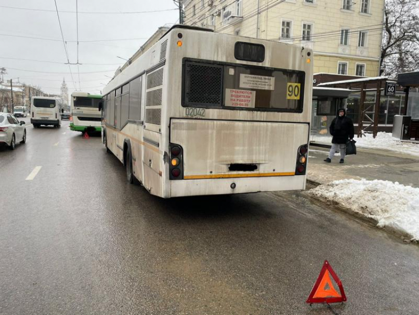 Утреннее столкновение автобусов перекрыло полосу на проспекте Революции в Воронеже