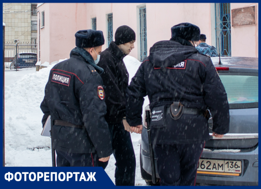 Срочника Макарова, расстрелявшего сослуживцев на «Балтиморе», доставили на закрытое заседание в Воронеже
