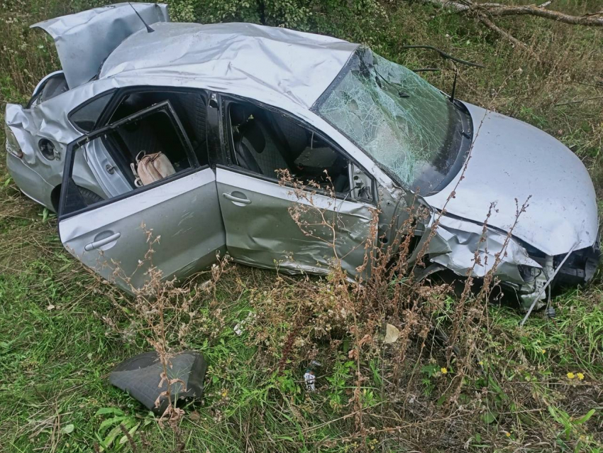 Женщина погибла в ДТП с перевернутым автомобилем в Воронежской области