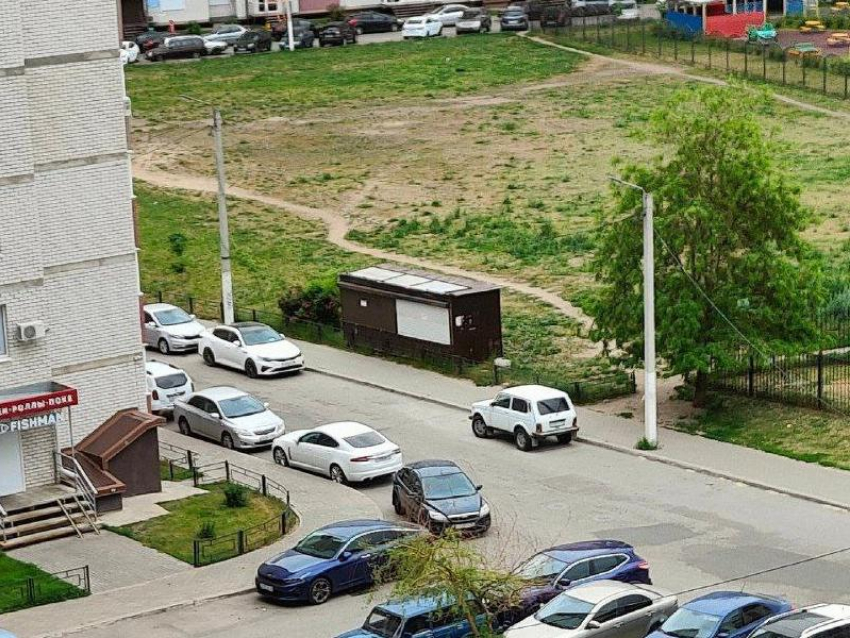 Незаконный киоск появился на территории детского сада в воронежском ЖК