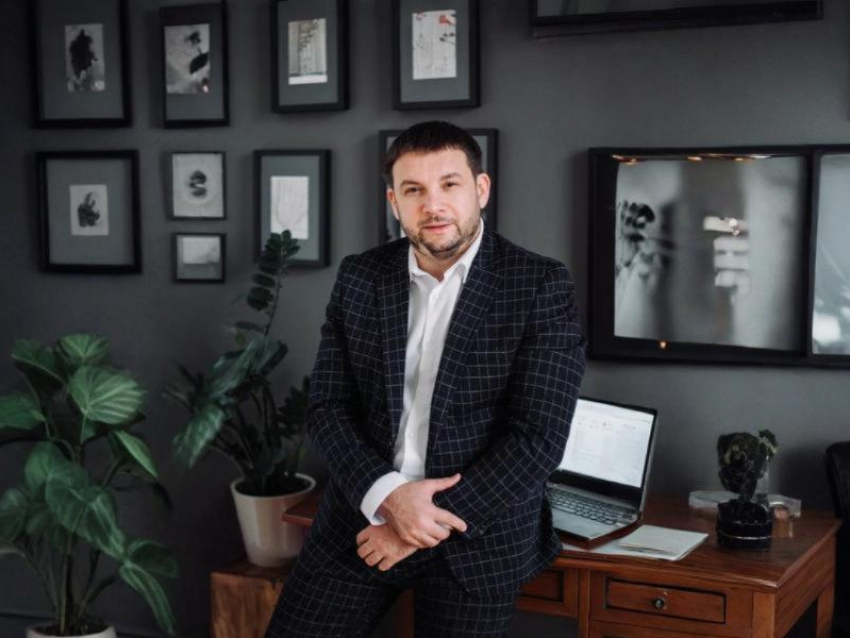 Автоэксперт Денис Степаненко поздравил воронежцев с Новым годом 