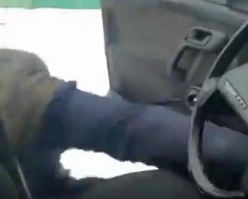 В Воронеже водитель на ходу выпрыгнул из автомобиля и попал на видео 