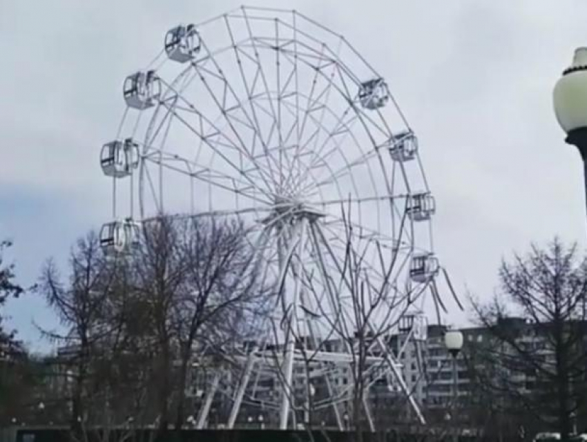 Крутящееся колесо обозрения сняли на видео в Воронеже