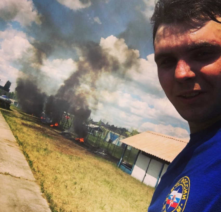 Курсант МЧС сделал улыбчивое селфи на фоне пожара