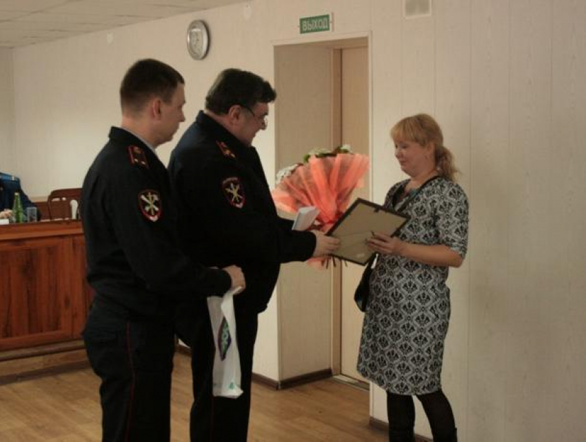 Жительницу Воронежа наградили за помощь в поимке бомжа, ранившего ножом полицейских