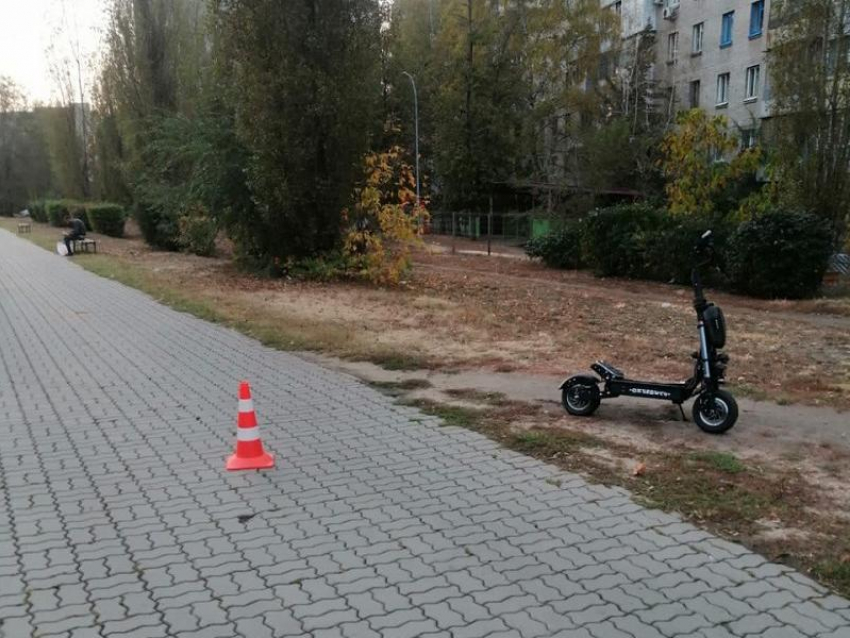 Пенсионер попал в больницу после наезда электросамокатчика в Воронеже 