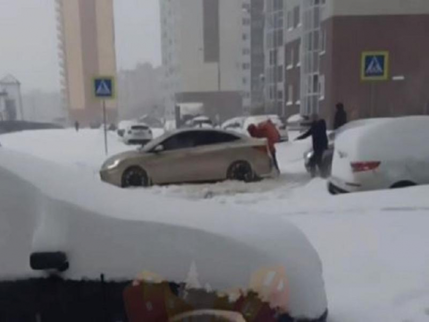Не оставил в беде: добрый поступок курьера умилил горожан в заснеженном Воронеже