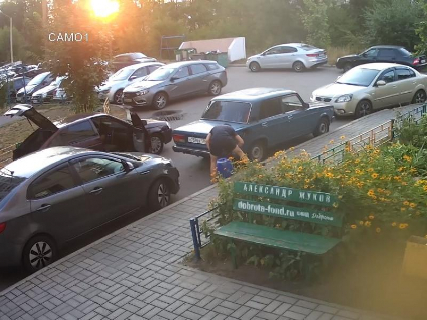 Преступление под прикрытием медицинских масок попало на видео в Воронеже, пока все спали