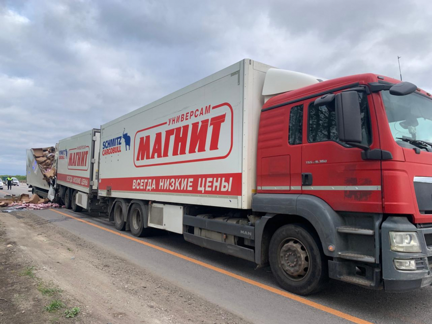 Опубликовано фото с места страшного ДТП с грузовиком “Магнита” в Воронежский области