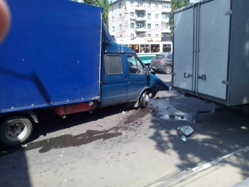 В Воронеже «десятка» спровоцировала ДТП с двумя «Газелями» и «Пазиком» (ФОТО)