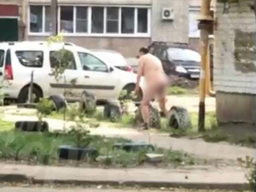 Неожиданный обнаженный флешмоб запечатлели на фото в Воронеже