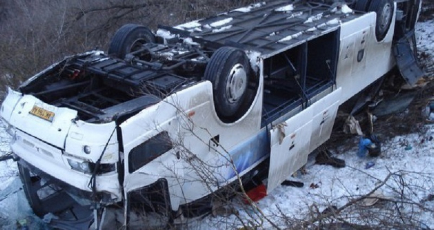 Рейсовый автобус вылетел в кювет на трассе под Воронежем