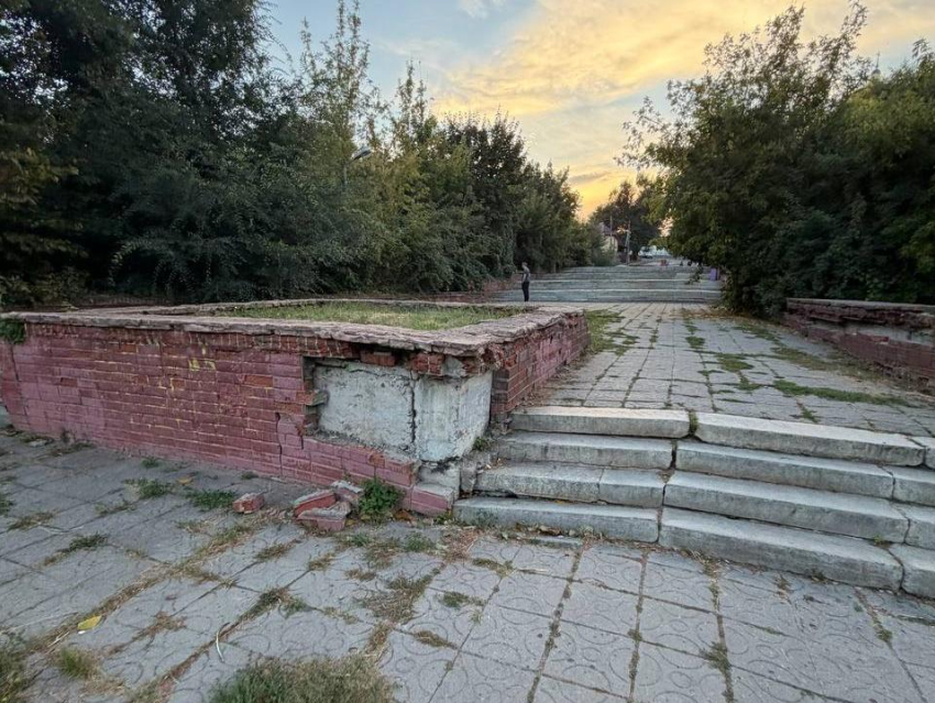 «Ни слез, ни вдохновения»: воронежцы пожаловались на запустение смотровой площадки и спуска у Дворца творчества