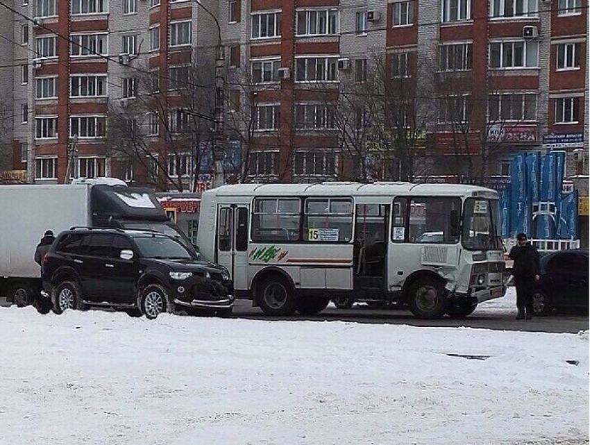 Из-за очередного ДТП с участием маршрутки в Северном микрорайоне Воронежа образовалась огромная пробка 