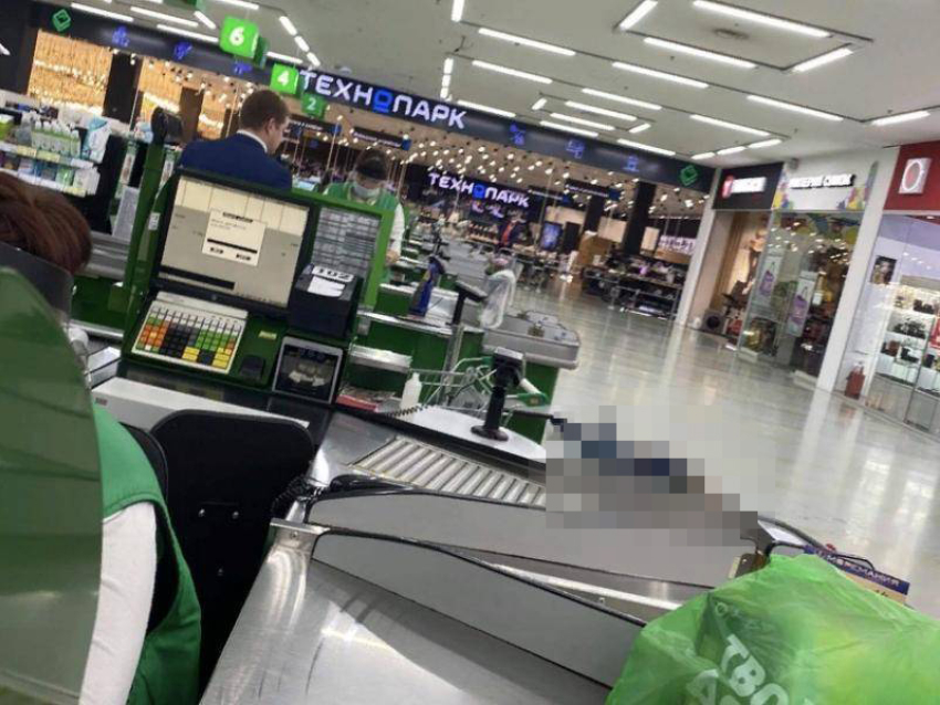 Парень умер у кассы гипермаркета в Воронеже