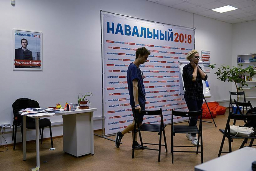 Силовики провели обыски в воронежском штабе Алексея Навального