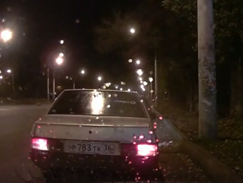 Нелепое вождение  привело к курьезной аварии в Воронеже