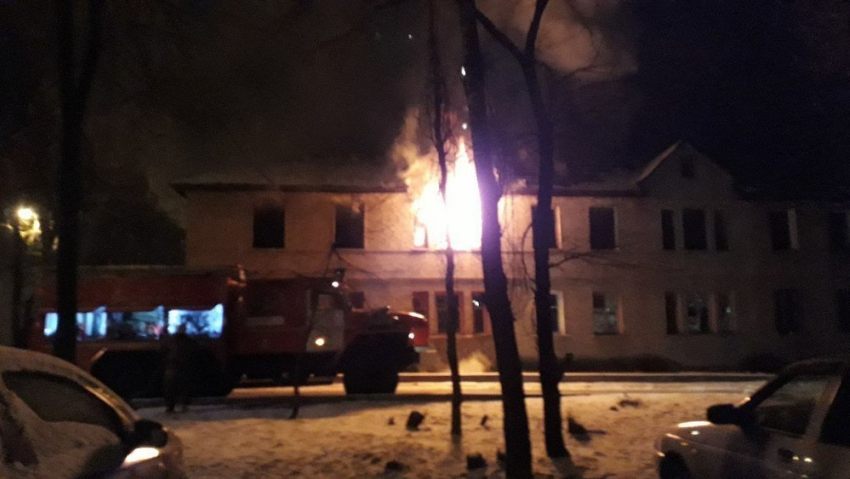 Воронежец снял на видео очередной пожар в аварийной двухэтажке
