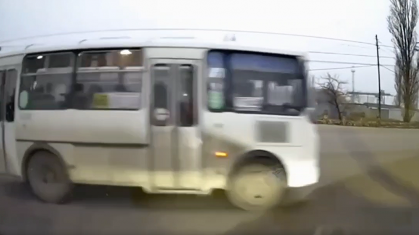 Беспечный поступок маршрутчика едва не погубил пассажиров в Воронеже – опубликовано видео 
