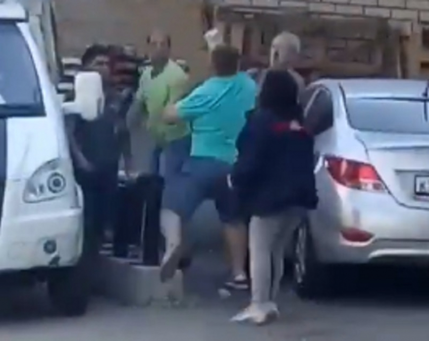Массовая битва с сотрудниками супермаркета из-за мусора попала на видео в Воронеже