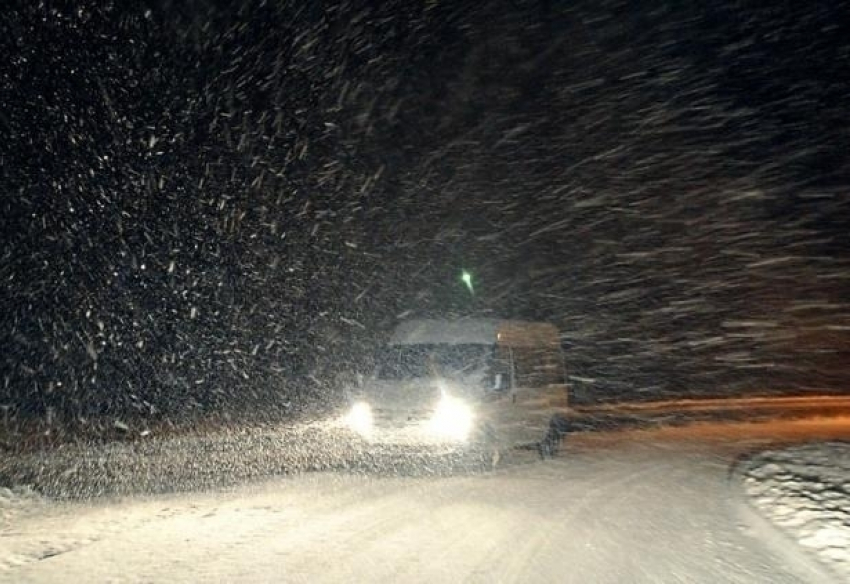 МЧС предупредило воронежских автомобилистов об опасности на дорогах из-за снежной бури