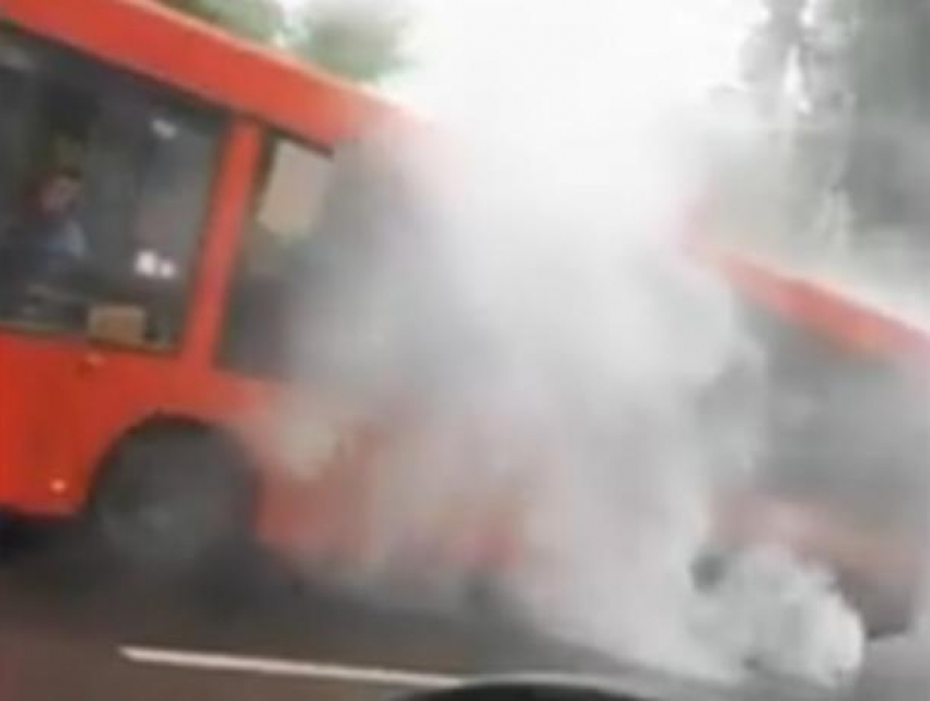 Задымившийся на ходу автобус испугал воронежцев и попал на видео