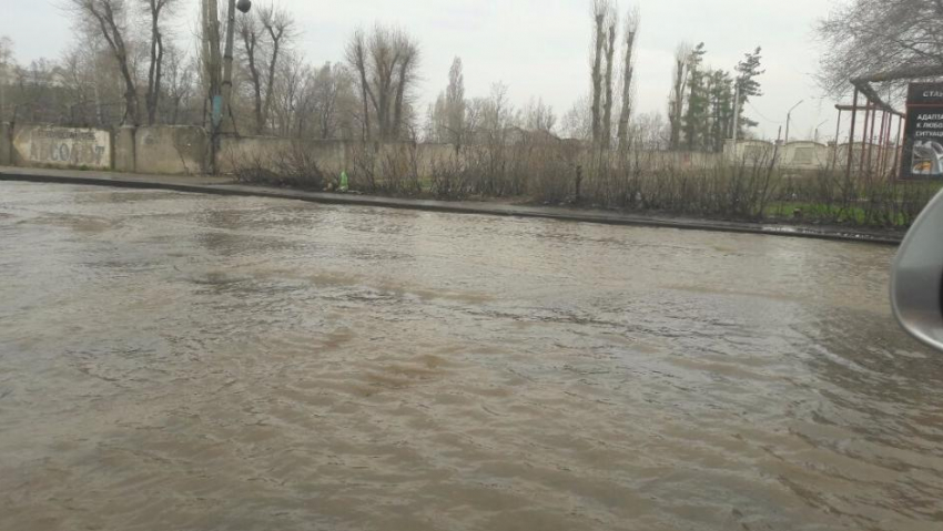 Чудовищный потоп в Коминтерновском районе Воронежа попал на фото