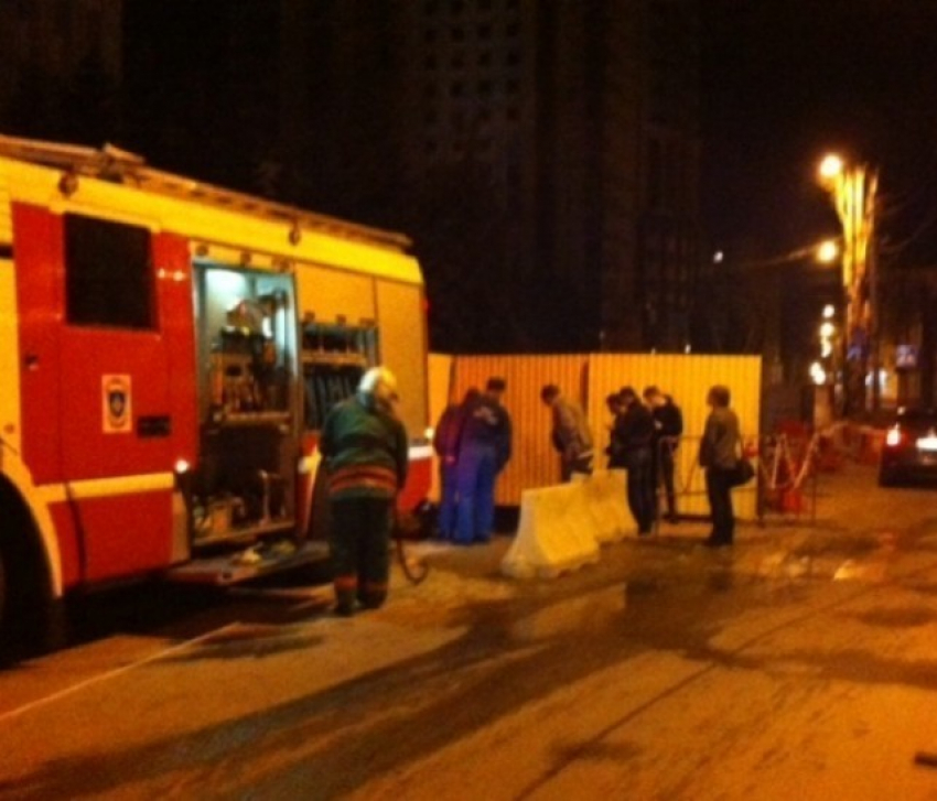 В Воронеже девушка на «Матизе» провалилась в вырытую яму