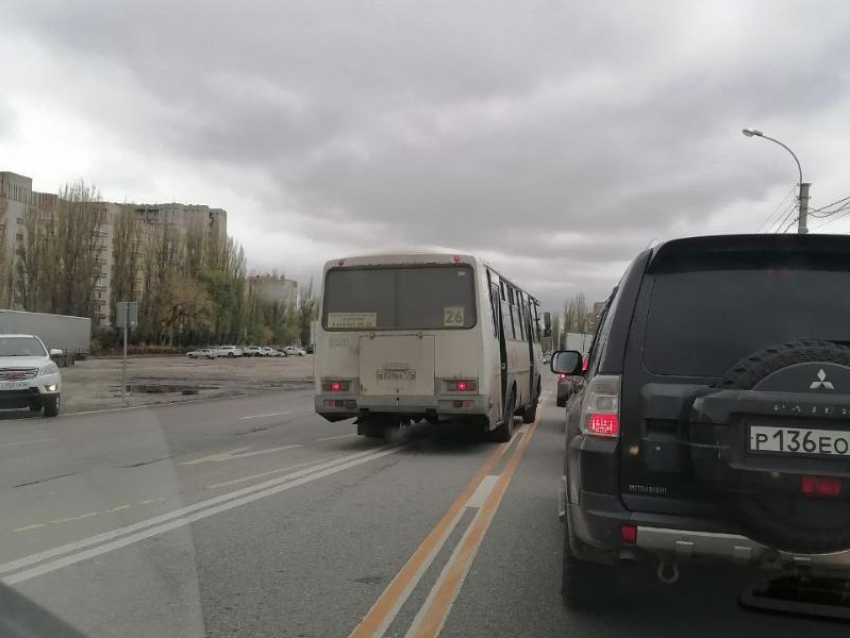 Опасный маневр автобуса с пассажирами показали в Воронеже 