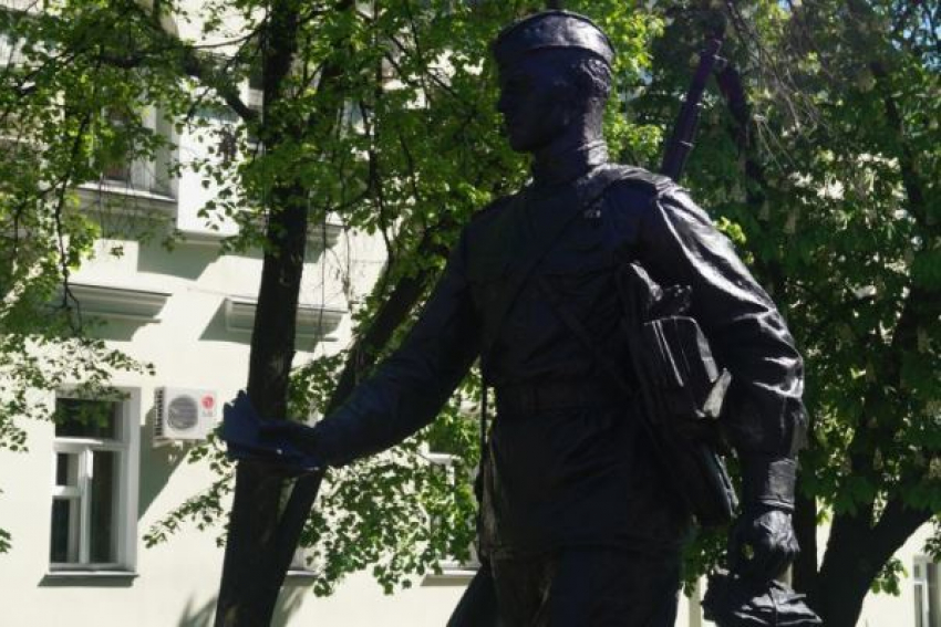 Первый в мире памятник военному почтальону установили в Воронеже