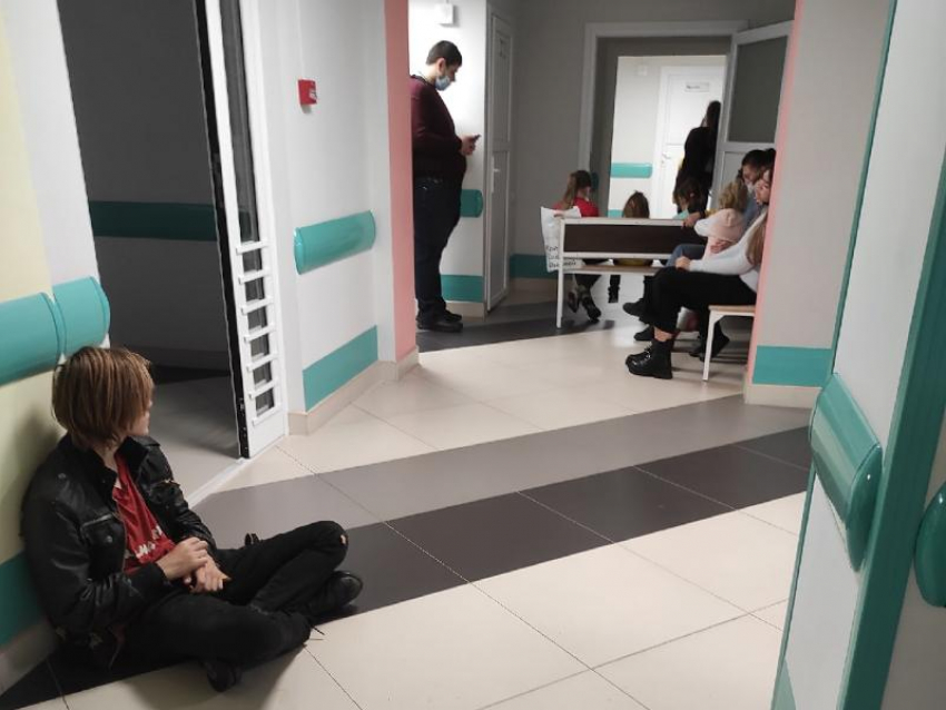 «В очереди с ребенком простояла 3,5 часа»: коридоры детской поликлиники с измученными ожиданием пациентами показали в Воронеже 