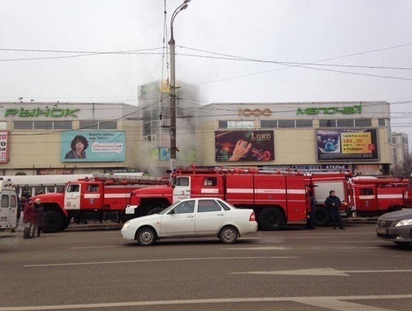 Пожар на воронежском рынке «1000 мелочей» попал на видео