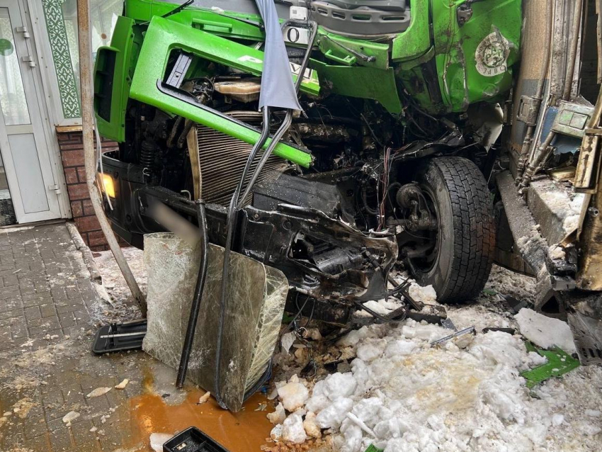 Массовое ДТП с участием четырех грузовиков произошло под Воронежем