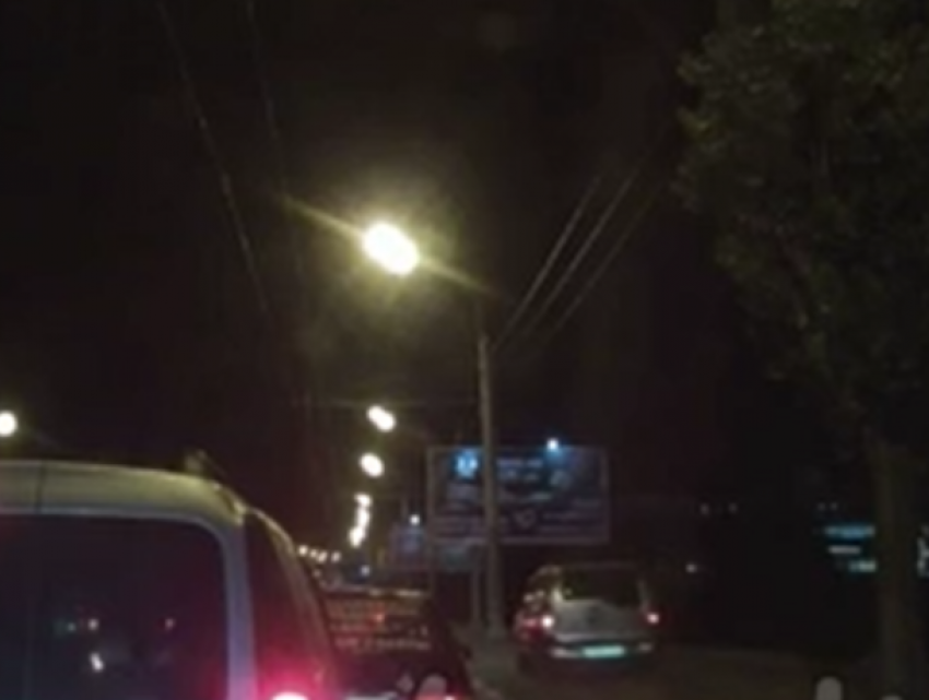 Оригинальный объезд пробки «змейкой» на воронежском мосту сняли на видео