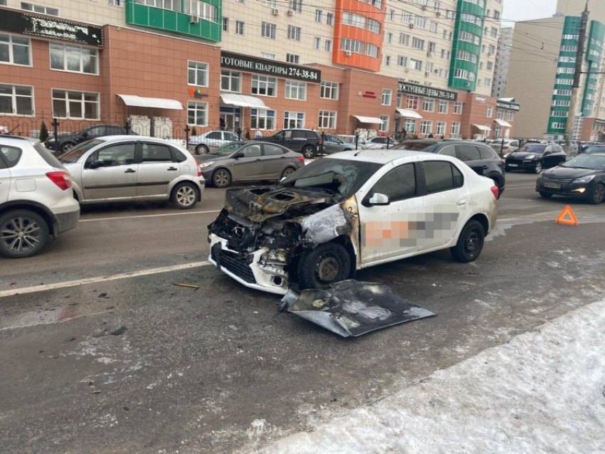Виновник массового ДТП с пожаром скрылся с места аварии в Воронеже 