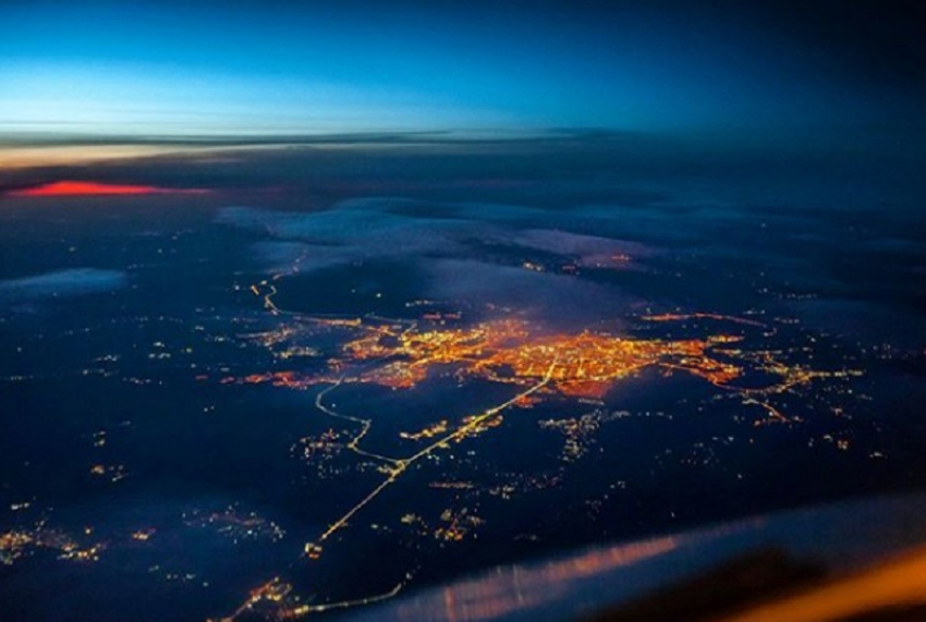 Потрясающий снимок рассвета в Воронеже сделал пилот из кабины самолета