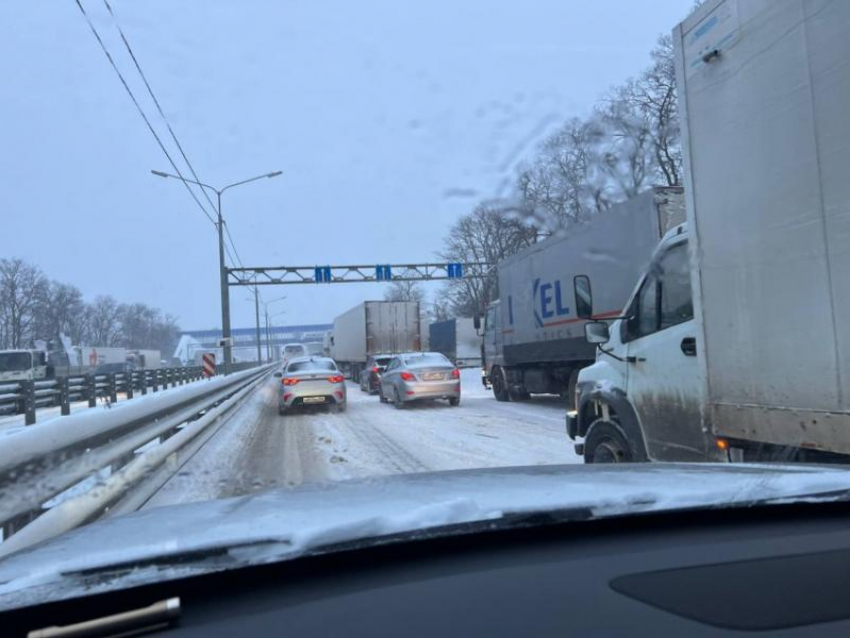 «Автодор» обратился к водителям на М-4 в связи со снегопадом в Воронежской и Тульской области 