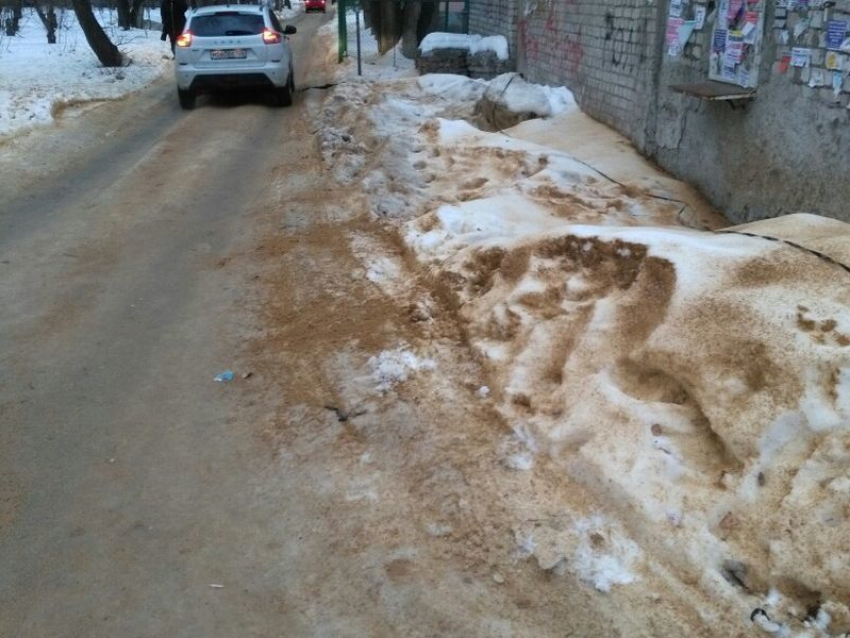 В Воронеже вместо обледенелой дороги обильно посыпали песком сугроб
