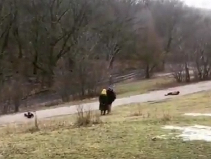 Опасное развлечение детей под присмотром взрослых в Воронеже сняли на видео 